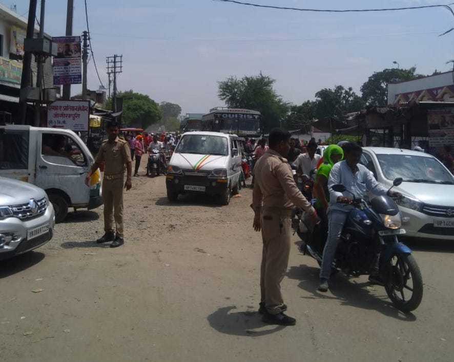 नजीबाबाद - रायपुर सादात चौराहे पर श्रद्घालुओं के वाहनों को रोकती पुलिस।