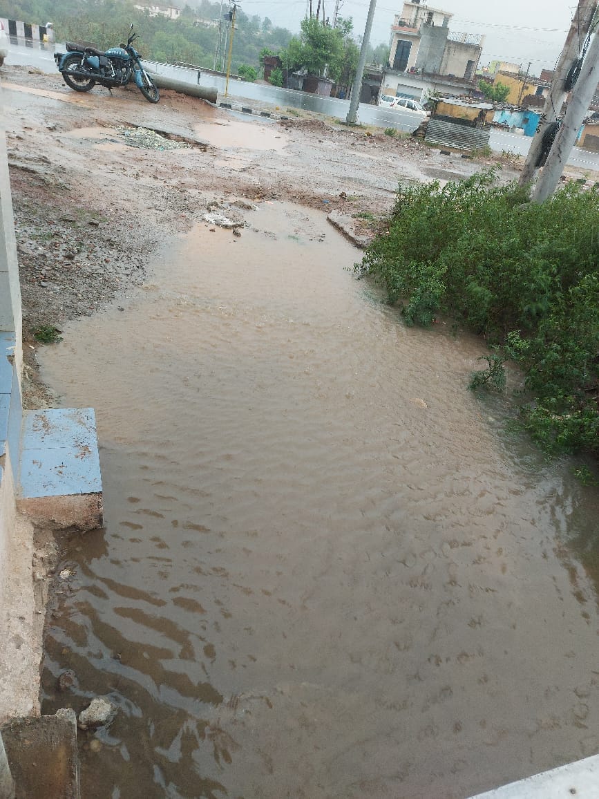 उधमपुर के संगूर इलाके में नालियां बंद होने पर गलियों में जमा हुआ पानी