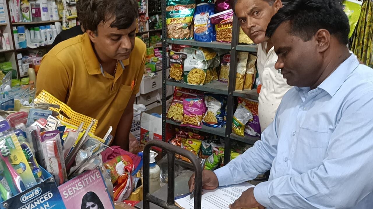 बाजार में निरीक्षण के दौरान पॉलिथिन बरामद होने पर चालान करते नगर परिषद के सीएसआई जयवीर सिंह। बाजार में निरीक्षण के दौरान पॉलिथिन बरामद होने पर चालान करते नगर परिषद के सीएसआई जयवीर सिंह।