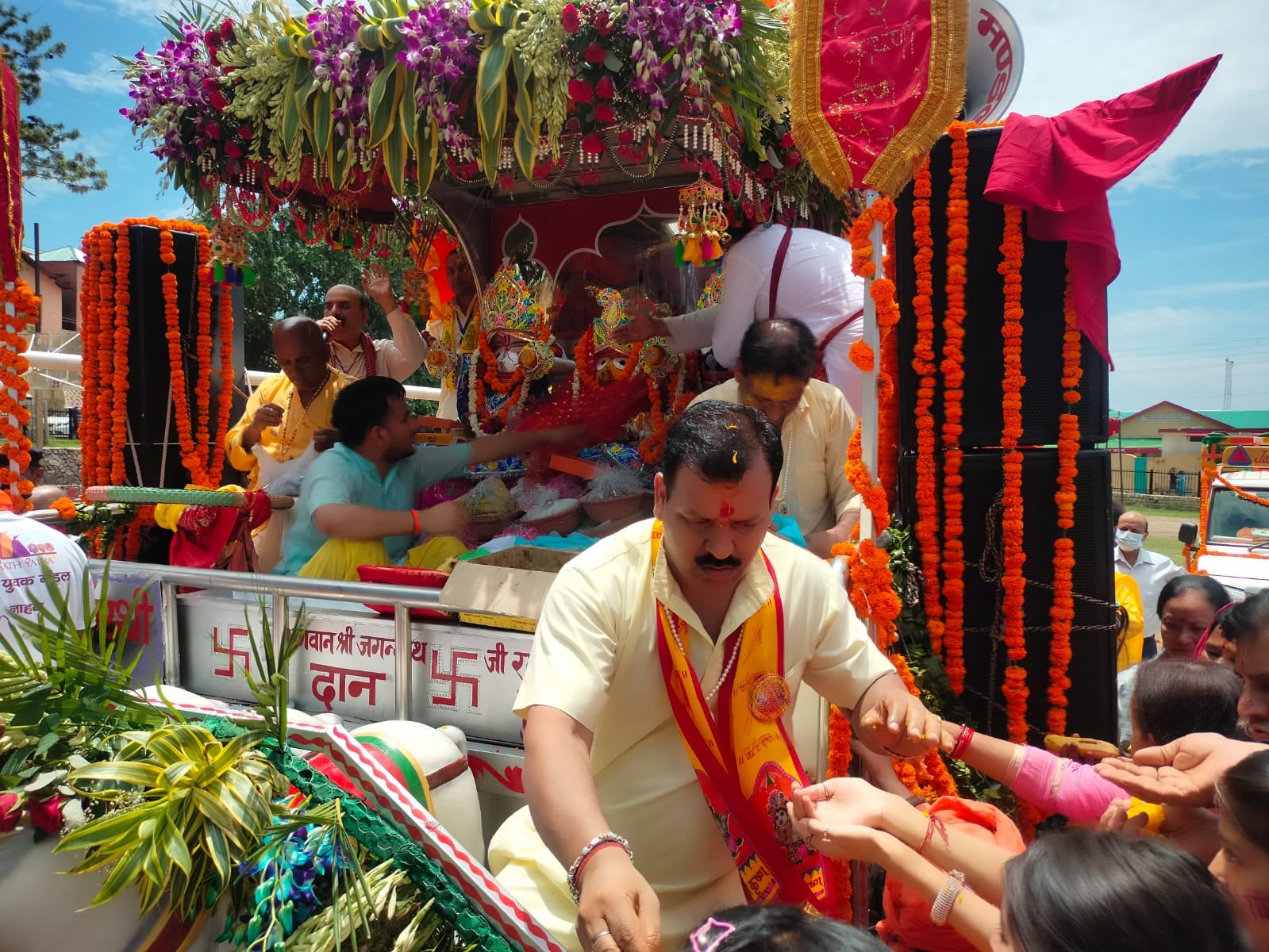 चौगान मैदान में रथयात्रा के दौरान श्रद्धालुओं को प्रसाद वितरित करते रथयात्रा मंडल के सदस्य। संव