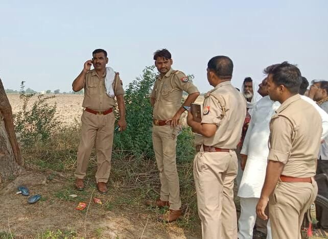 घटनास्थल पर जांच पड़ताल करती पुलिस घटनास्थल पर जांच पड़ताल करती पुलिस