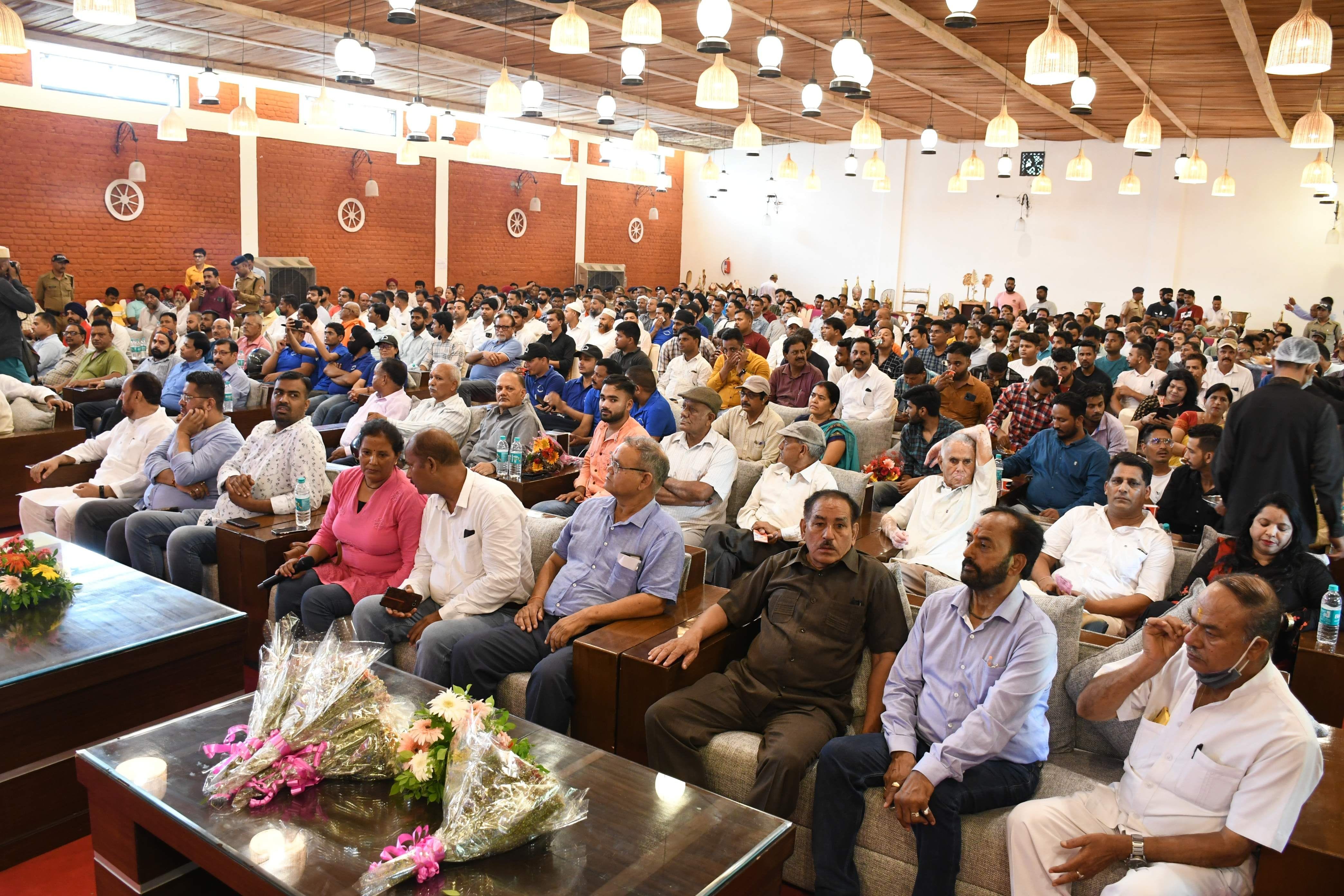हल्द्वानी में डीजीपी के जन संवाद कार्यक्रम में मौजूद लोग। संवाद हल्द्वानी में डीजीपी के जन संवाद कार्यक्रम में मौजूद लोग। संवाद
