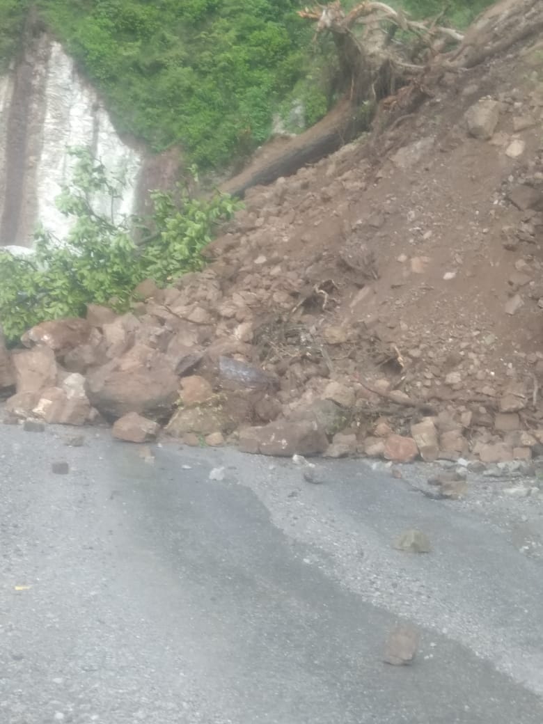हेवना के पास भूस्खलन से बंद हुआ पांवटा-शिलाई एनएच। संवाद हेवना के पास भूस्खलन से बंद हुआ पांवटा-शिलाई एनएच। संवाद