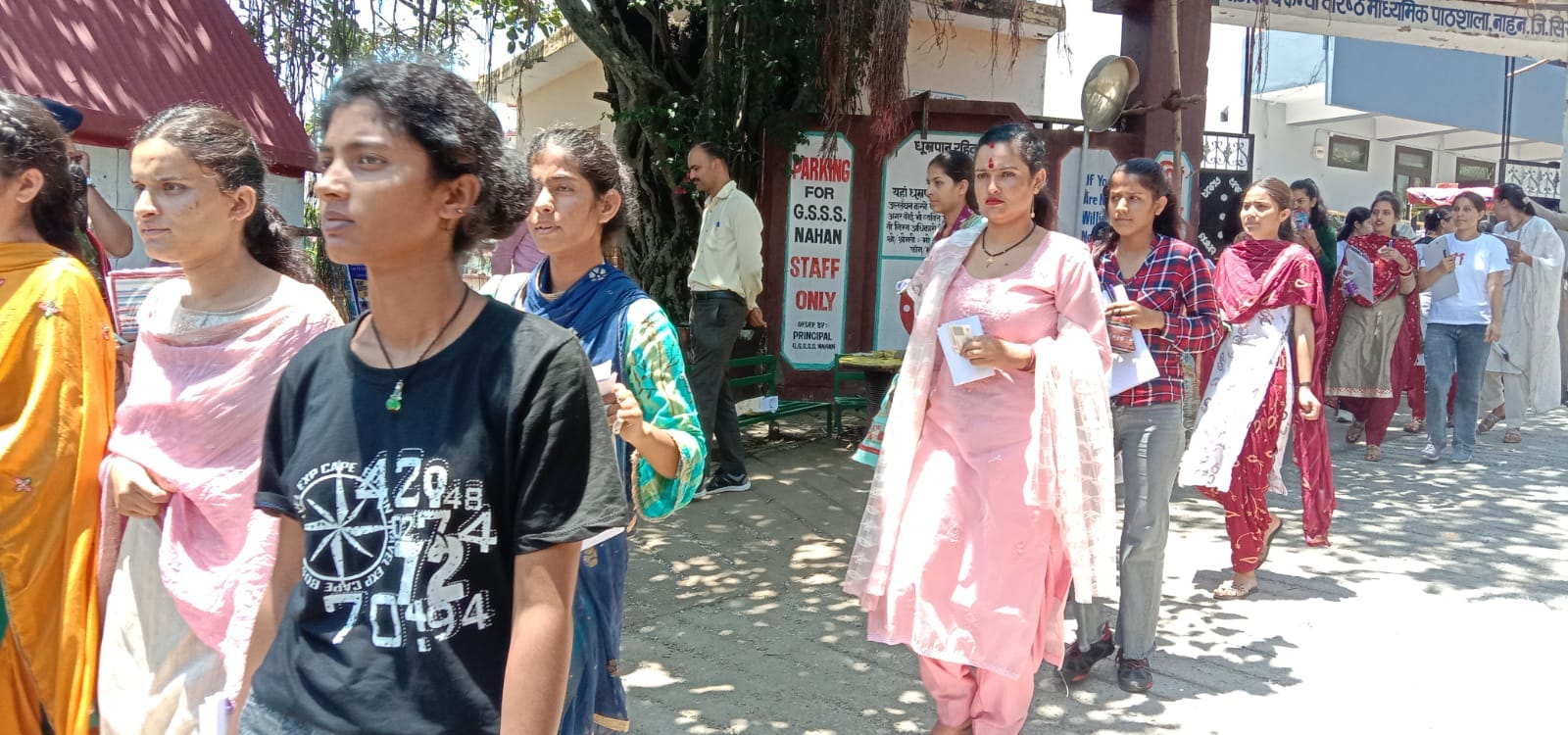 कन्या स्कूल नाहन में परीक्षा देकर वापिस आतीं महिला अभ्यर्थी। संवाद