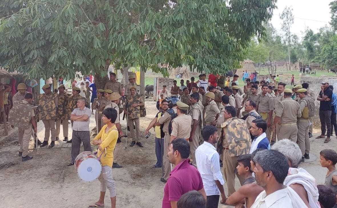 कार्रवाई के दौरान मौजूद पुलिस व ग्रामीणों की भीड़। कार्रवाई के दौरान मौजूद पुलिस व ग्रामीणों की भीड़।