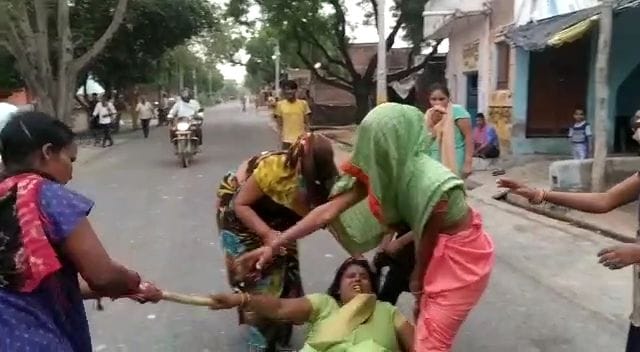 नेहा देवी को पीटतीं महिलाएं। संवाद नेहा देवी को पीटतीं महिलाएं। संवाद