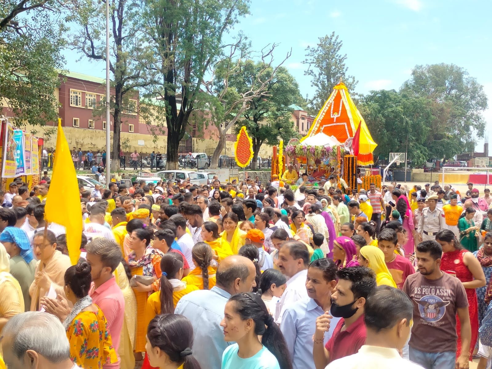 नाहन के चौगान मैदान में जगन्नाथ यात्रा में पहुंचे लोग। संवाद