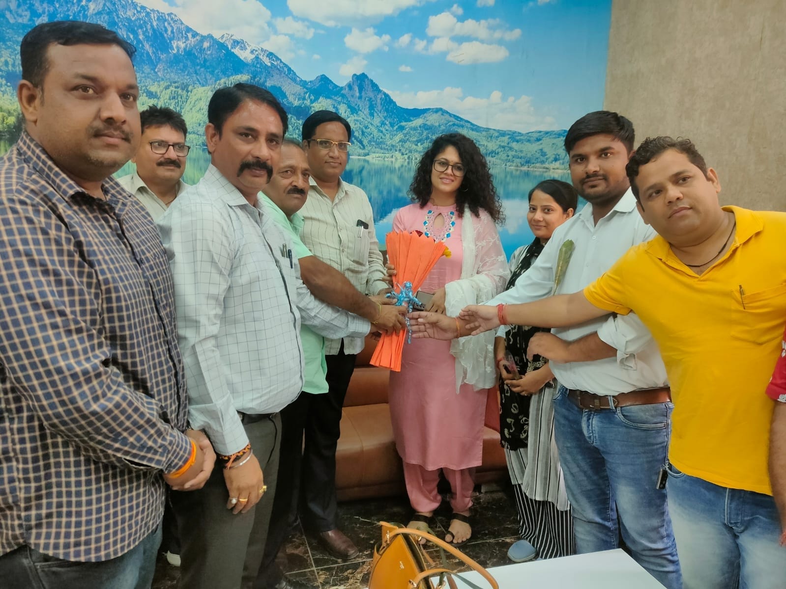 नवनियुक्त नगरायुक्त का अभिनंदन करते मेयर संजीव वालिया और पार्षदगण नवनियुक्त नगरायुक्त का अभिनंदन करते मेयर संजीव वालिया और पार्षदगण