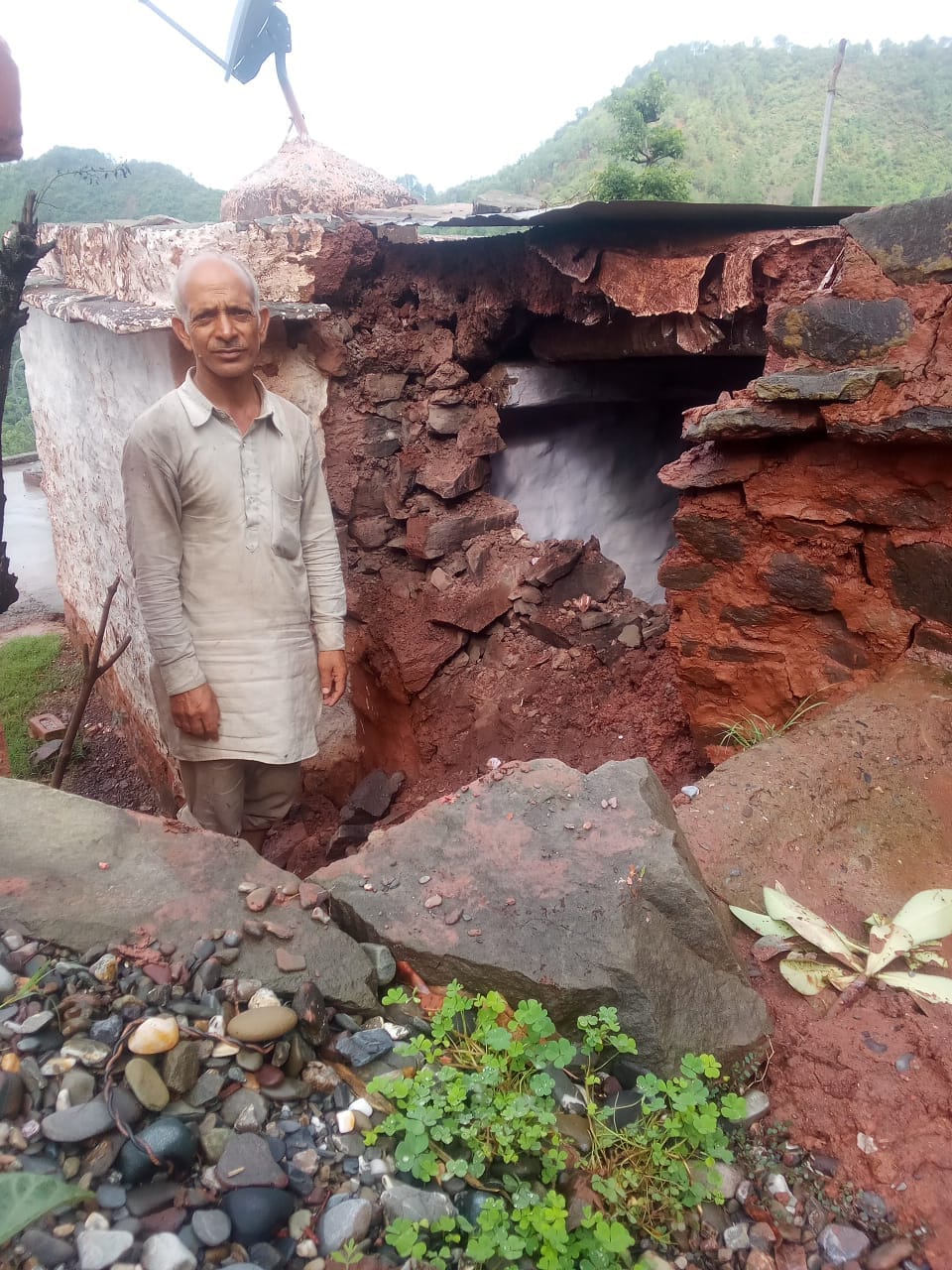 पंजाहल पंचायत के काथला गांव में बारिश से क्षतिग्रस्त हुआ मकान। संवाद पंजाहल पंचायत के काथला गांव में बारिश से क्षतिग्रस्त हुआ मकान। संवाद