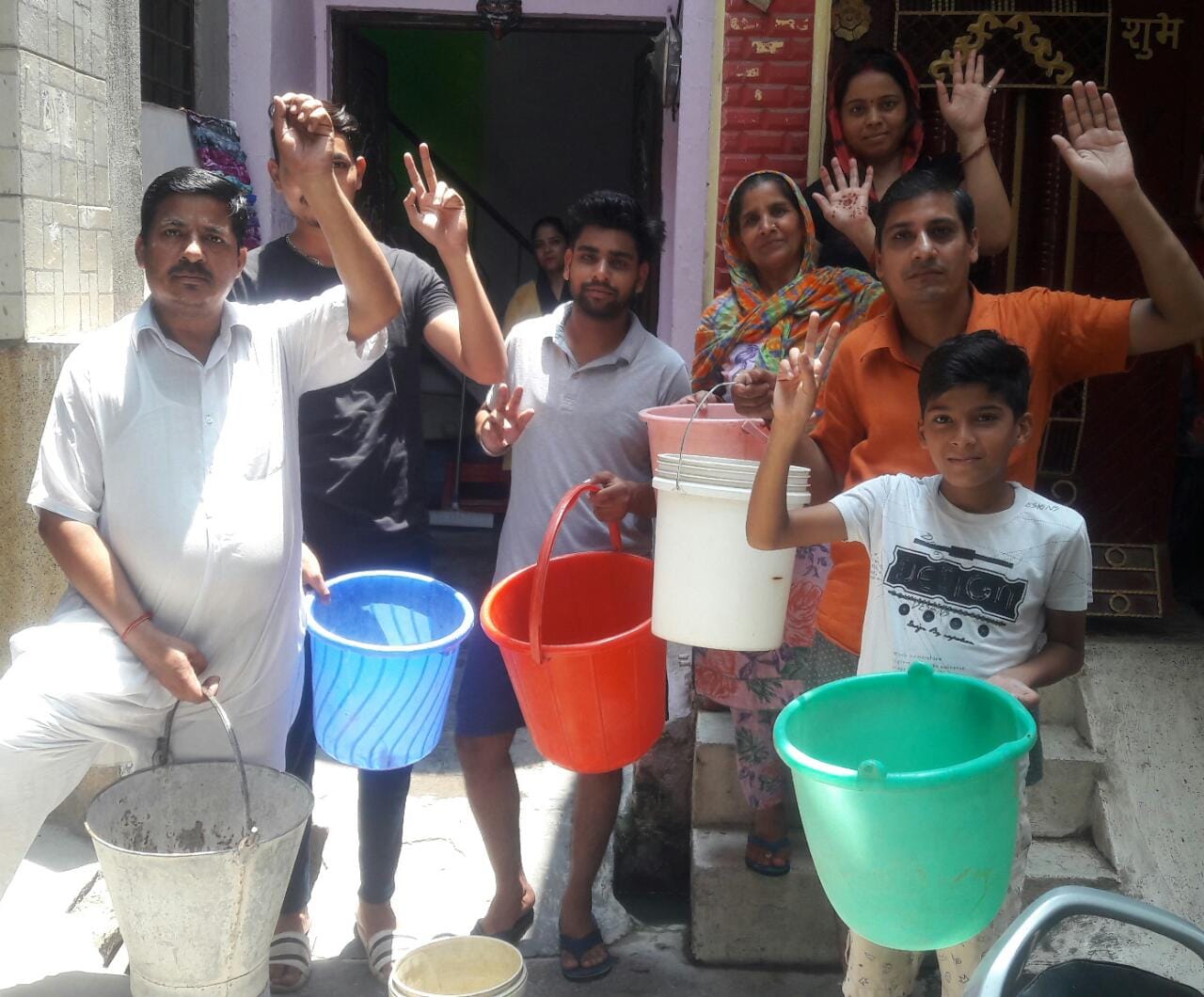 पेयजल किल्लत को लेकर प्रदर्शन करते लोग पेयजल किल्लत को लेकर प्रदर्शन करते लोग