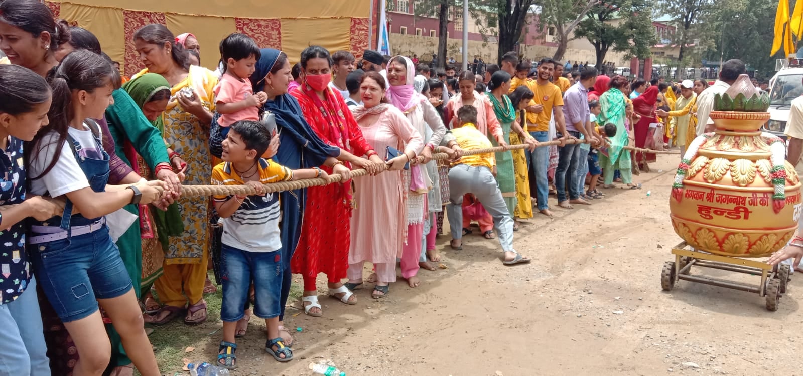 रथ यात्रा के दौरान रथ का रस्सा खींचते श्रद्धालु। संवाद