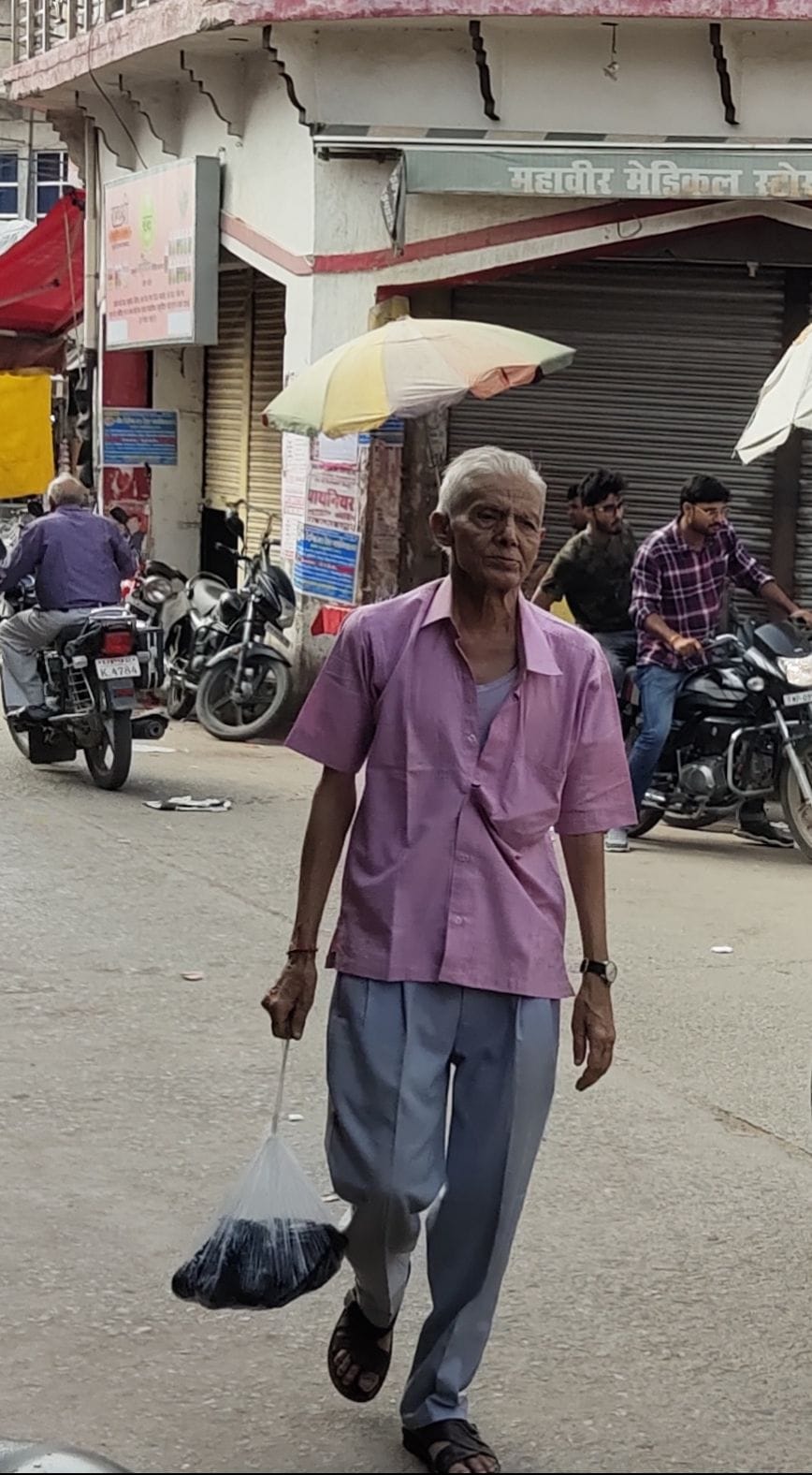 शहर में प्रतिबंधित पॉलिथीन में सामान लेकर जाता बुजुर्ग। शहर में प्रतिबंधित पॉलिथीन में सामान लेकर जाता बुजुर्ग।