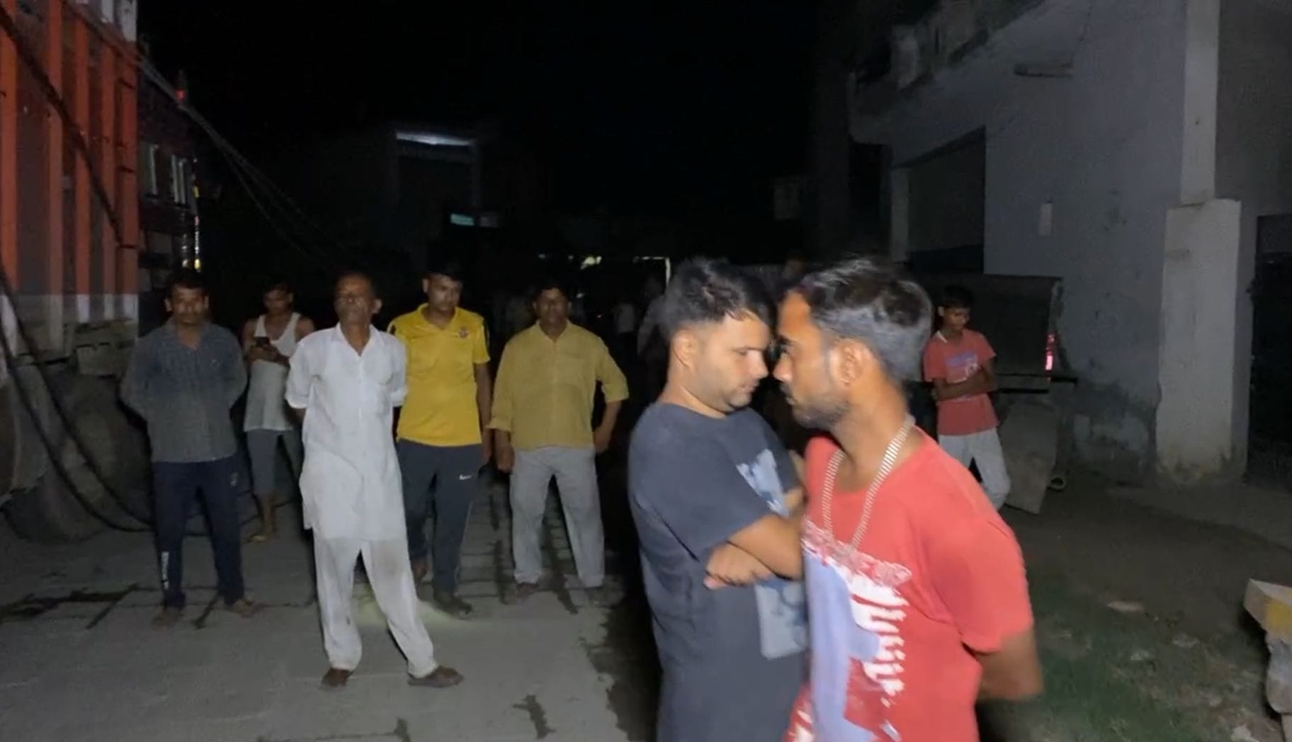 Truck coming from mining zone broke electric poles, people were troubled by power failure, heat Truck coming from mining zone broke electric poles, people were troubled by power failure, heat