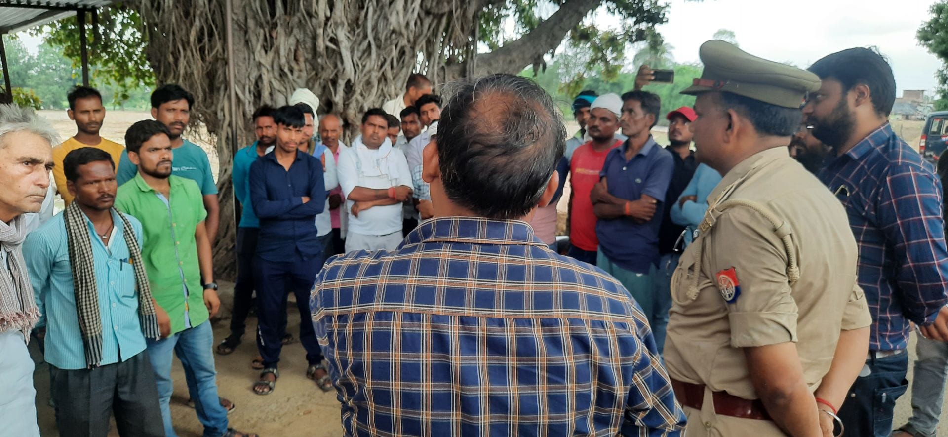 विद्युत विभाग के संविदा कर्मियों से वार्ता करते एसडीओ, कोतवाल व अवर अभियंता