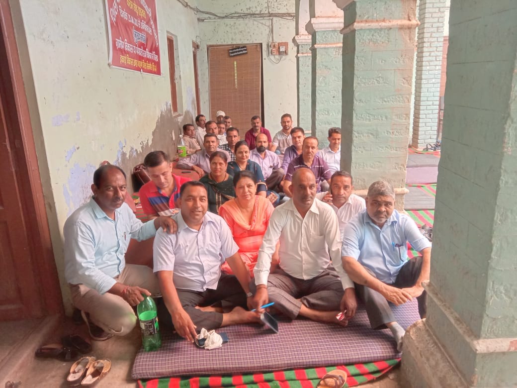 बीडीओ कार्यालय नाहन में काम छोड़ो हड़ताल पर बैठे पंचायत कर्मी। संवाद