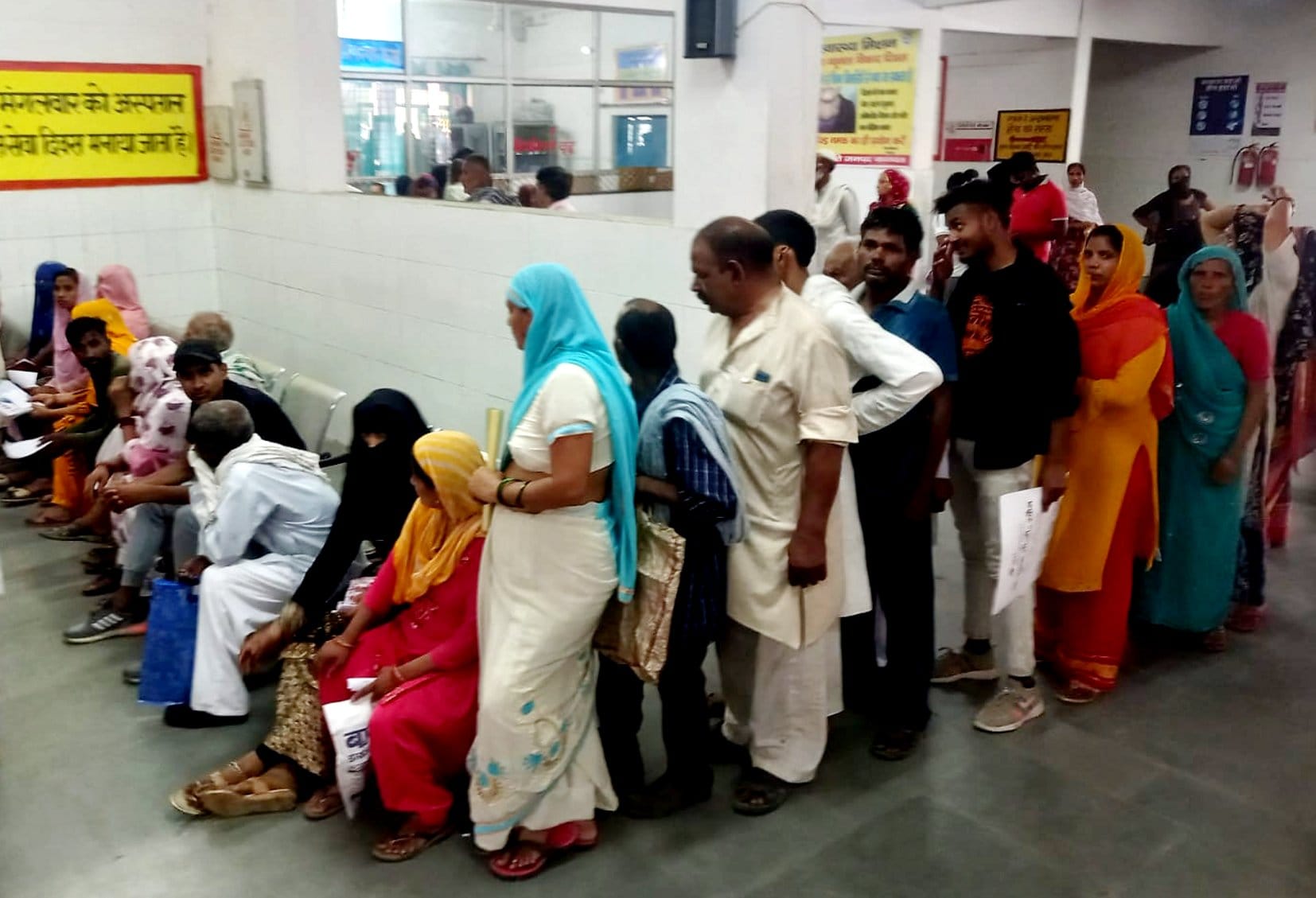 बागपत जिला अस्पताल में लगी मरीजों की भीड़ बागपत जिला अस्पताल में लगी मरीजों की भीड़