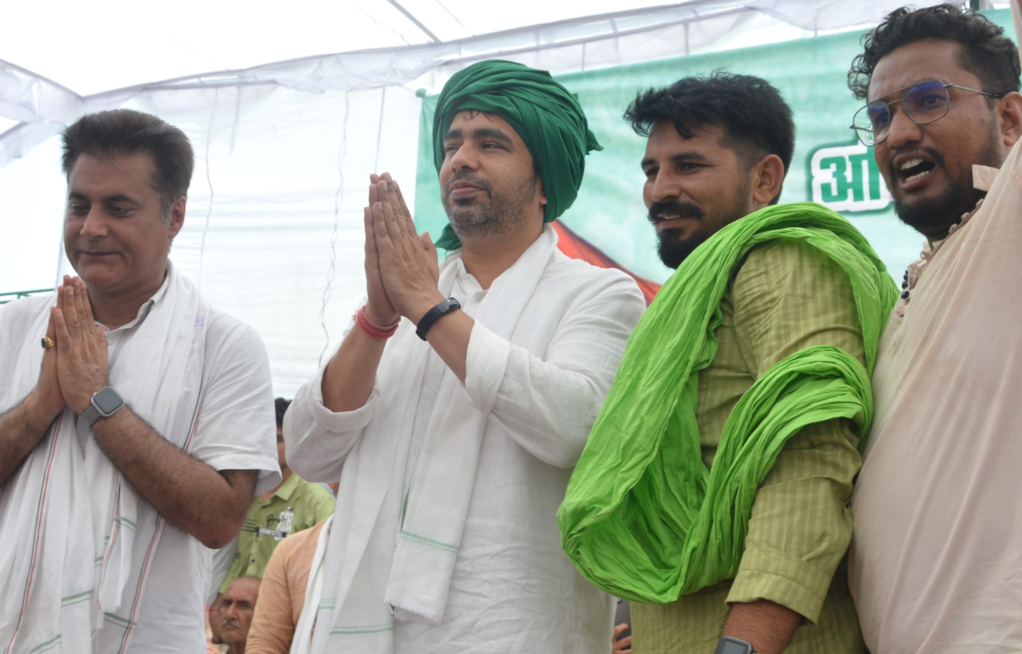 बिजनौर में राधिका गार्डन में रालोद की युवा पंचायत में भीड़ का हाथ जोड़कर अभिवादन करते राष्ट्रीय ? बिजनौर में राधिका गार्डन में रालोद की युवा पंचायत में भीड़ का हाथ जोड़कर अभिवादन करते राष्ट्रीय ?