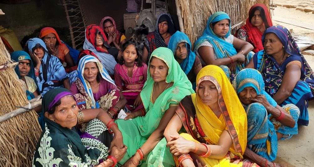 फोटो-02- मृतक नितेश के घर में गमगीन माहौल में मौजूद उसकी दादी राम देवी व मां सीमा व अन्य महिलाएं फोटो-02- मृतक नितेश के घर में गमगीन माहौल में मौजूद उसकी दादी राम देवी व मां सीमा व अन्य महिलाएं