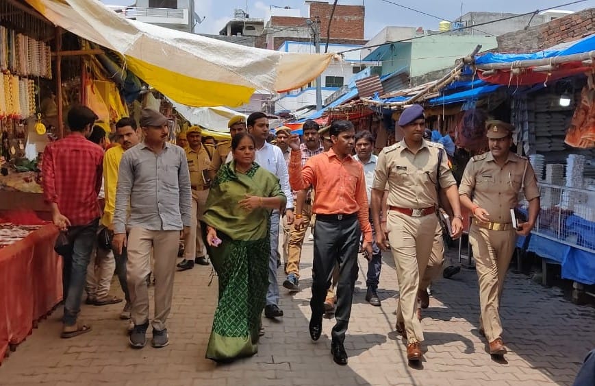 गोला में डीएम और एसपी को सावन मेले को लेकर तैयारियों की जानकारी देती पालिकाध्यक्ष।