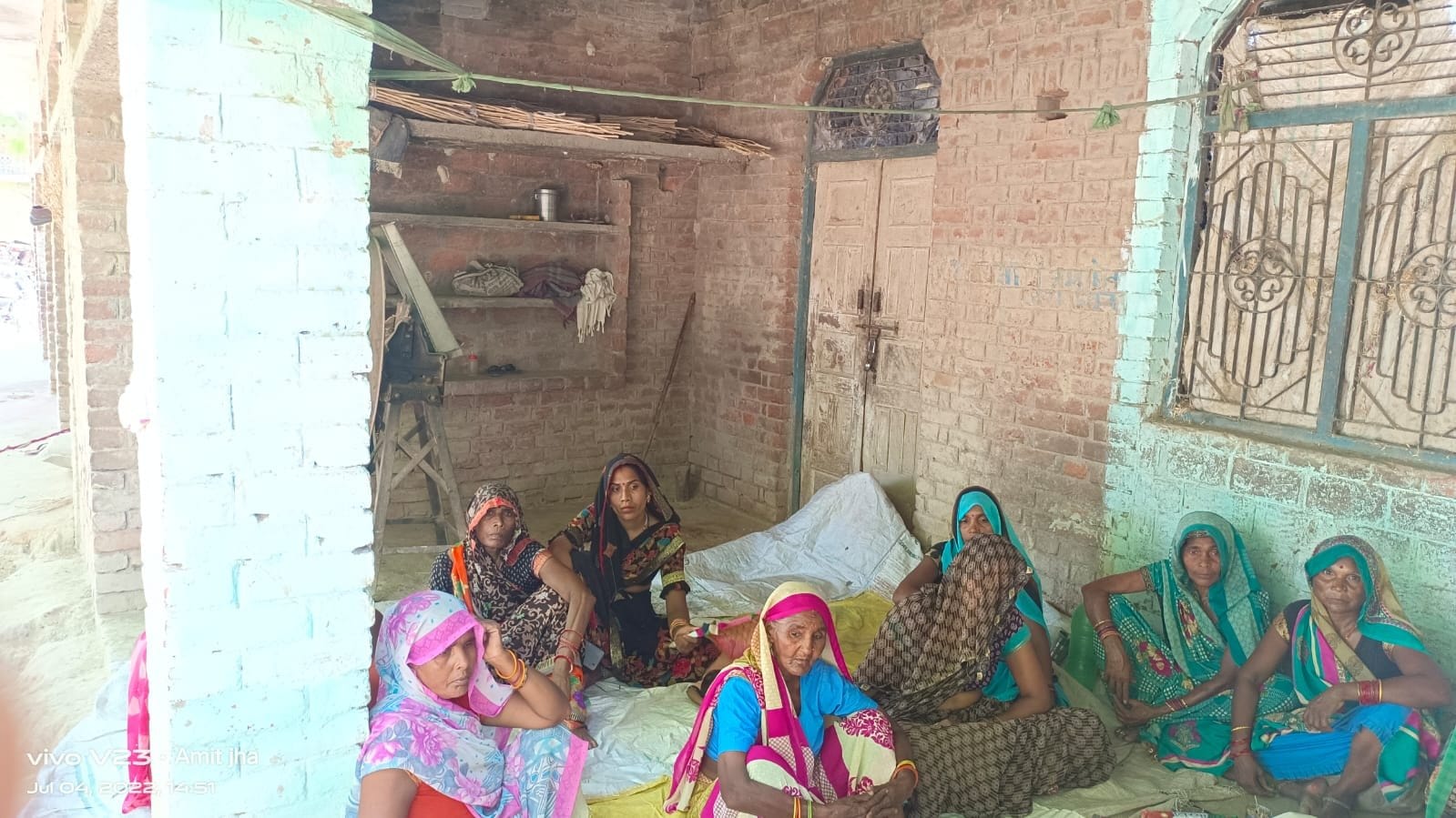  घर में हादसे के बाद गमगीन बैठीं परिवार की महिलाएं। संवाद