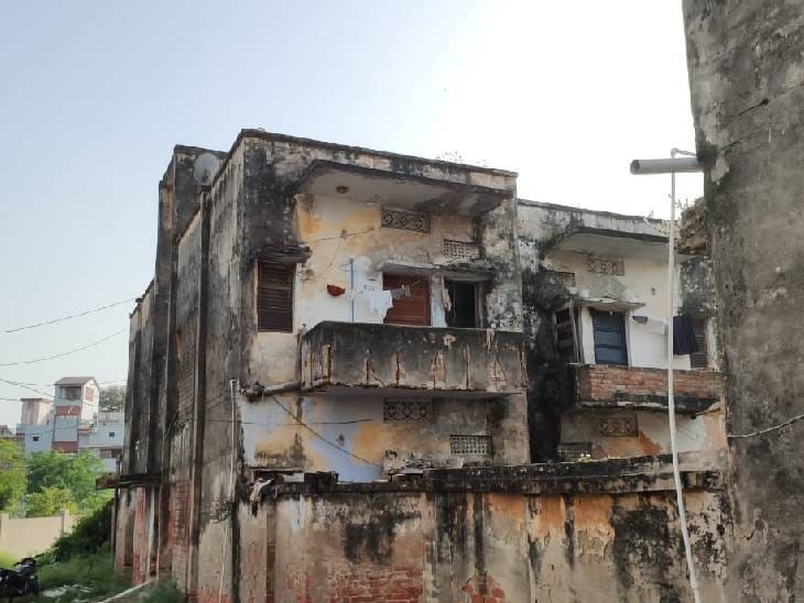 जिला कारागार के  सिपाहियों के रहने का आवास जर्जर अवस्था में दुर्घटना को दे रहा दावत। संवाद