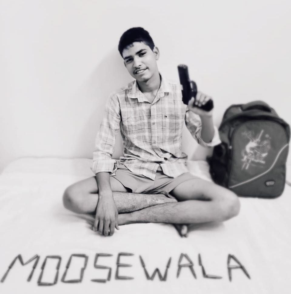 सोशल मीडिया पर वायरल फोटो में हाथ में पिस्तौल लिए आरोपी अंकित और सामने बुलेट से लिखा मूसेवाला। सोशल मीडिया पर वायरल फोटो में हाथ में पिस्तौल लिए आरोपी अंकित और सामने बुलेट से लिखा मूसेवाला।