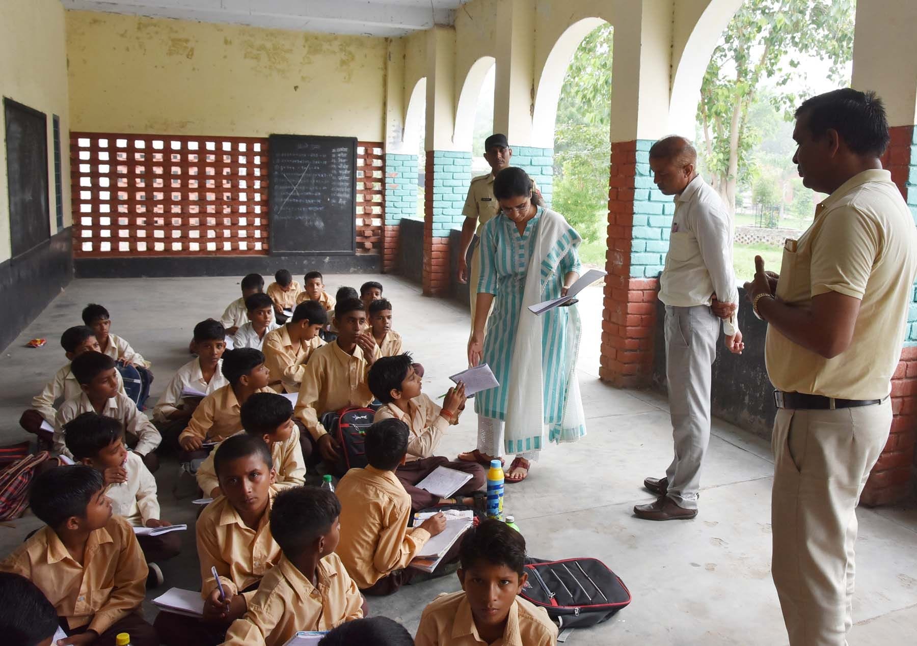 04-कैथल। राजकीय स्कूल शेरगढ़ में औचक निरीक्षण के दौरान एक कक्षा में विद्यार्थियों की कॉपी चैक करत? 04-कैथल। राजकीय स्कूल शेरगढ़ में औचक निरीक्षण के दौरान एक कक्षा में विद्यार्थियों की कॉपी चैक करत?