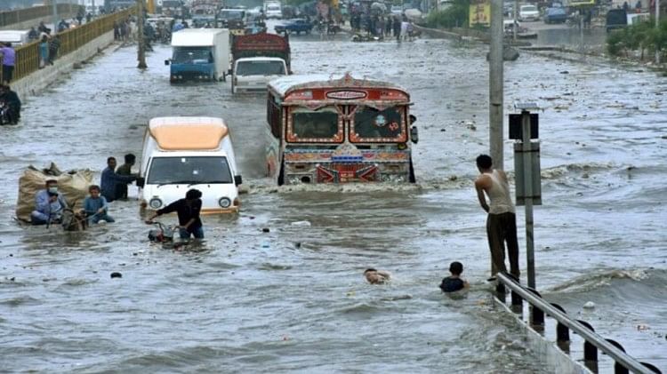 Pakistan Floods: पाकिस्तान में बाढ़ ने ली अब तक 937 जान, राष्ट्रीय आपातकाल की घोषणा