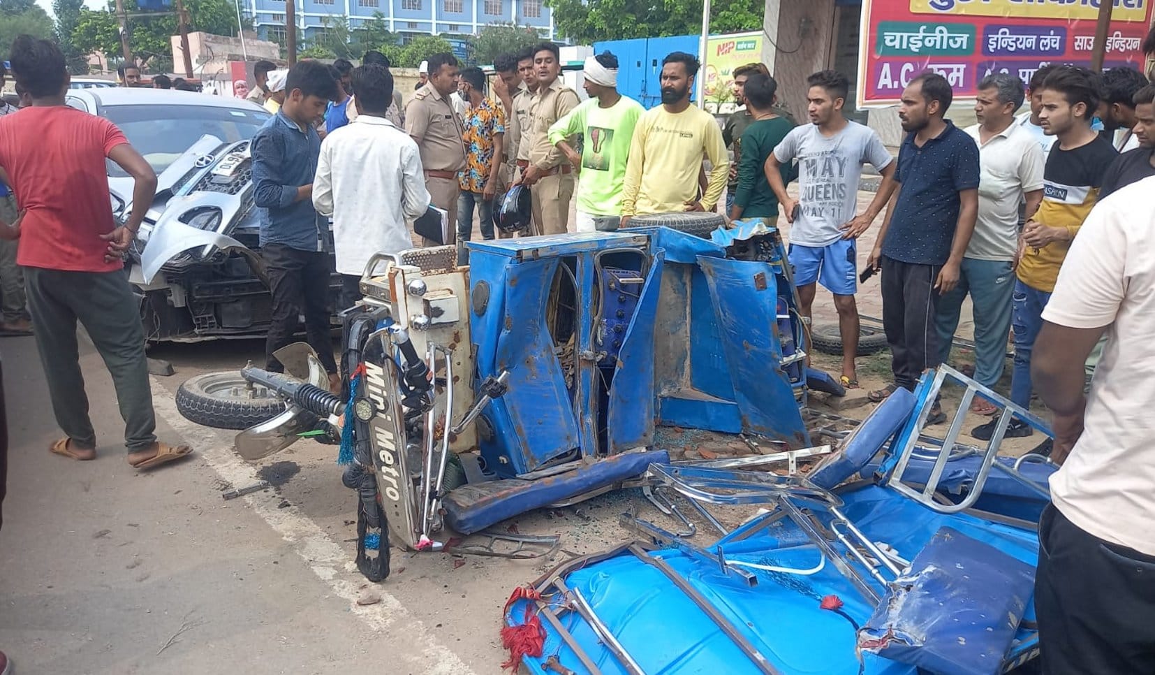 बागपत के क्रिस्तु ज्योति कांवेट स्कूल के पास दुर्घटना में क्षतिग्रस्त हुई ई-रिक्शा व कार के पास ज बागपत के क्रिस्तु ज्योति कांवेट स्कूल के पास दुर्घटना में क्षतिग्रस्त हुई ई-रिक्शा व कार के पास ज