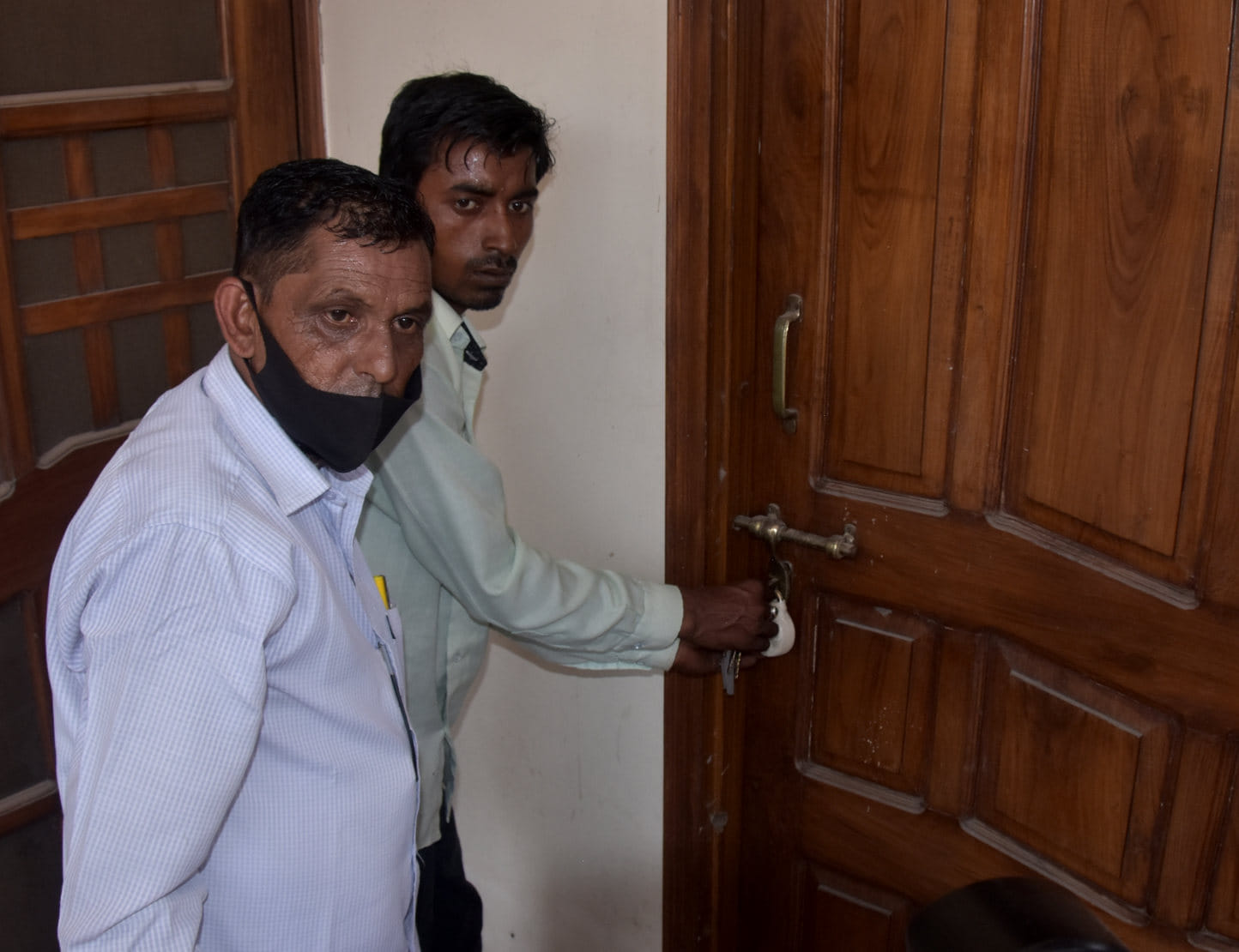 भगत सिंह कॉलोनी में खनन माफिया हाजी इकबाल की संपत्ति को सील करते कर्मी भगत सिंह कॉलोनी में खनन माफिया हाजी इकबाल की संपत्ति को सील करते कर्मी