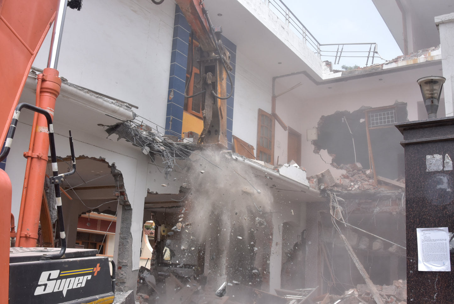 भगत सिंह कॉलोनी में पूर्व एमएलसी महमूद अली की कोठी के हिस्से को ध्वस्त करती पोकलेन मशीन। भगत सिंह कॉलोनी में पूर्व एमएलसी महमूद अली की कोठी के हिस्से को ध्वस्त करती पोकलेन मशीन।