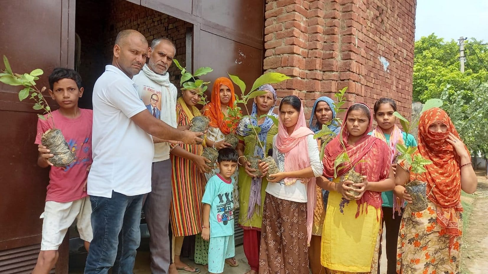 फतहपुर गांव में महिलाओं को पौधा वितरित करते हुए फतहपुर गांव में महिलाओं को पौधा वितरित करते हुए
