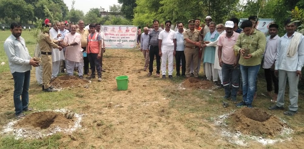 गढ़ीपुख्ता में लालबहादुर शास्त्री जूनियर हाई स्कूल में पौधरोपण करते चेयरमैन व सभासद व गणमान्य गढ़ीपुख्ता में लालबहादुर शास्त्री जूनियर हाई स्कूल में पौधरोपण करते चेयरमैन व सभासद व गणमान्य
