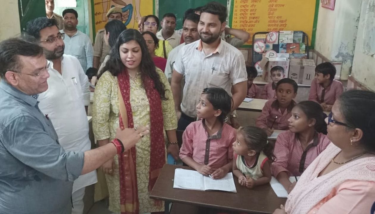 गांव अच्छेजा स्थित सरकारी स्कूल में निरीक्षण करते जलशक्ति मंत्री दिनेश खटीक व राज्यमंत्री दानि?