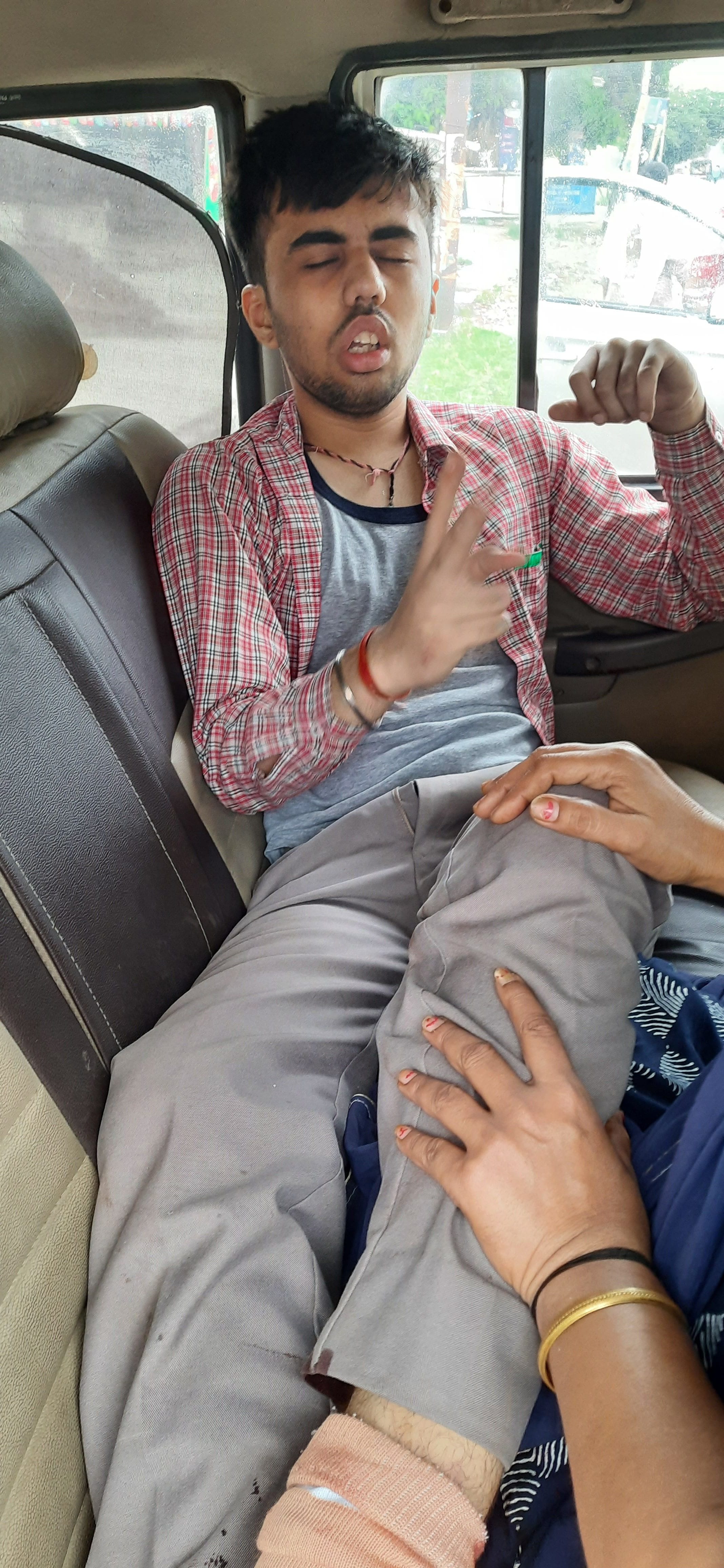 घायल छात्र अर्जुन पपनेजा घायल छात्र अर्जुन पपनेजा
