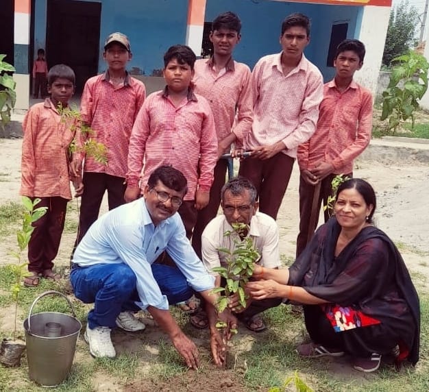 झिंझाना बिडोली के म्यान कस्बा प्राथमिक विद्यालय में पौधरोपण करते छात्र व शिक्षक झिंझाना बिडोली के म्यान कस्बा प्राथमिक विद्यालय में पौधरोपण करते छात्र व शिक्षक