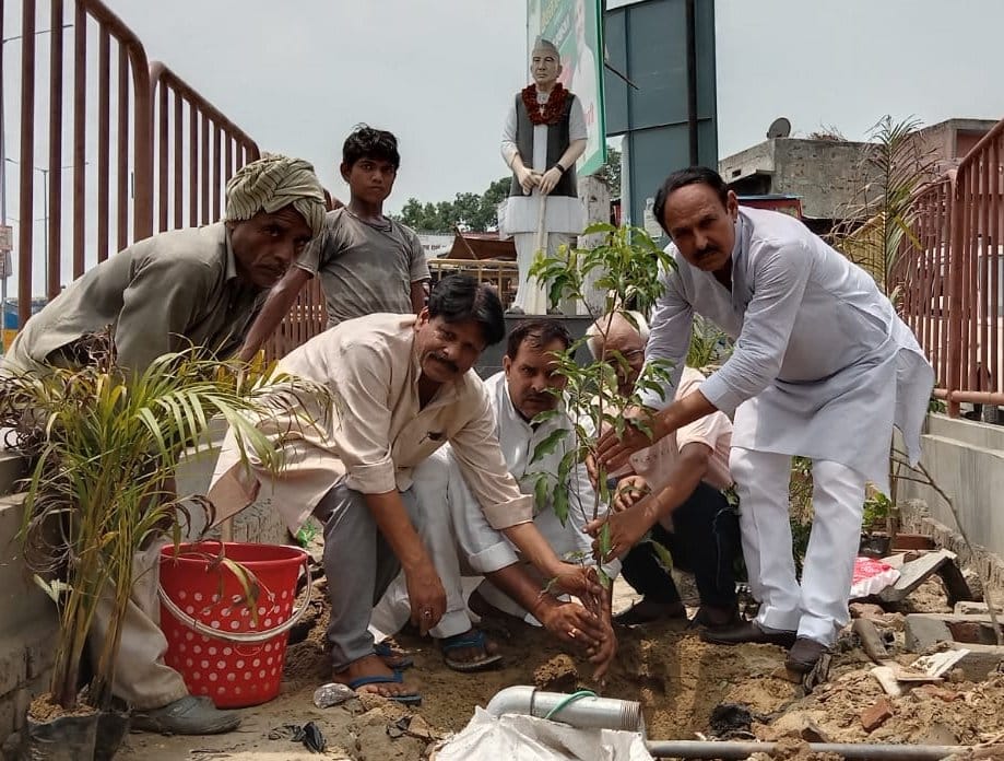 कांधला में चौधरी चरण सिंह की प्रतिमा के पास पौधरोपण करते रालोद कार्यकर्ता कांधला में चौधरी चरण सिंह की प्रतिमा के पास पौधरोपण करते रालोद कार्यकर्ता