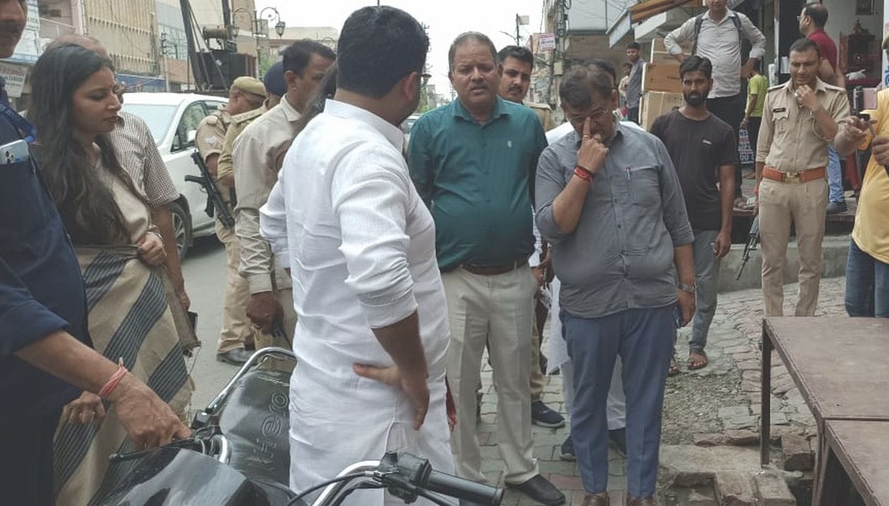 नाराज हुए मंत्री- बुधवार को रेलवे रोड पर नाले में भरी गंदगी को देख माथे पर उंगली रखकर नाराज खड़े जल