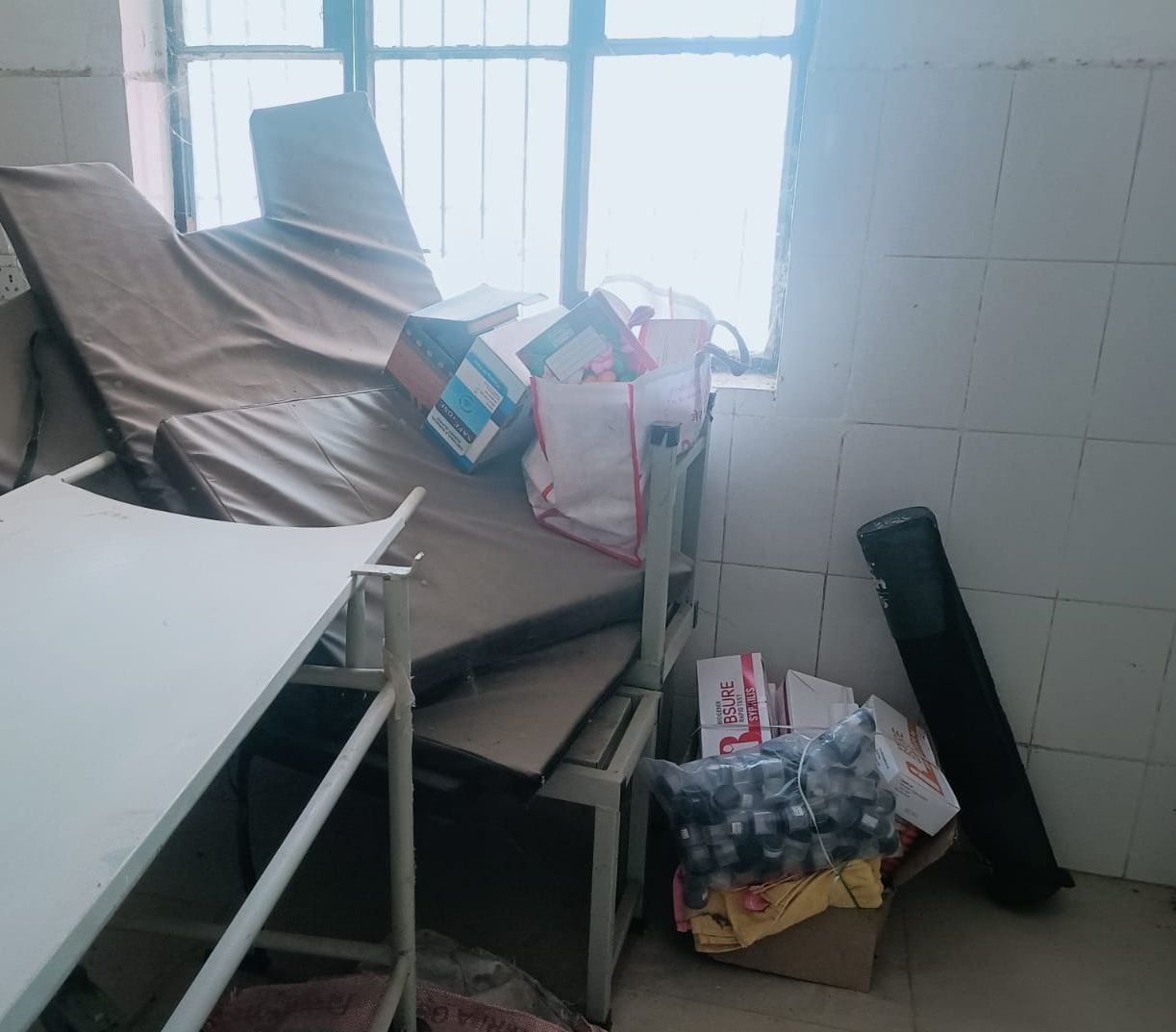 प्राथमिक स्वास्थ्य केंद्र के कमरे में पड़ी दवाइयां व उपकरण। संवाद