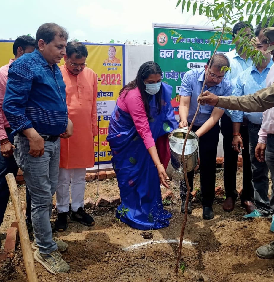 पौधरोपण करतीं मंडलायुक्त सेल्वा कुमारी। पौधरोपण करतीं मंडलायुक्त सेल्वा कुमारी।