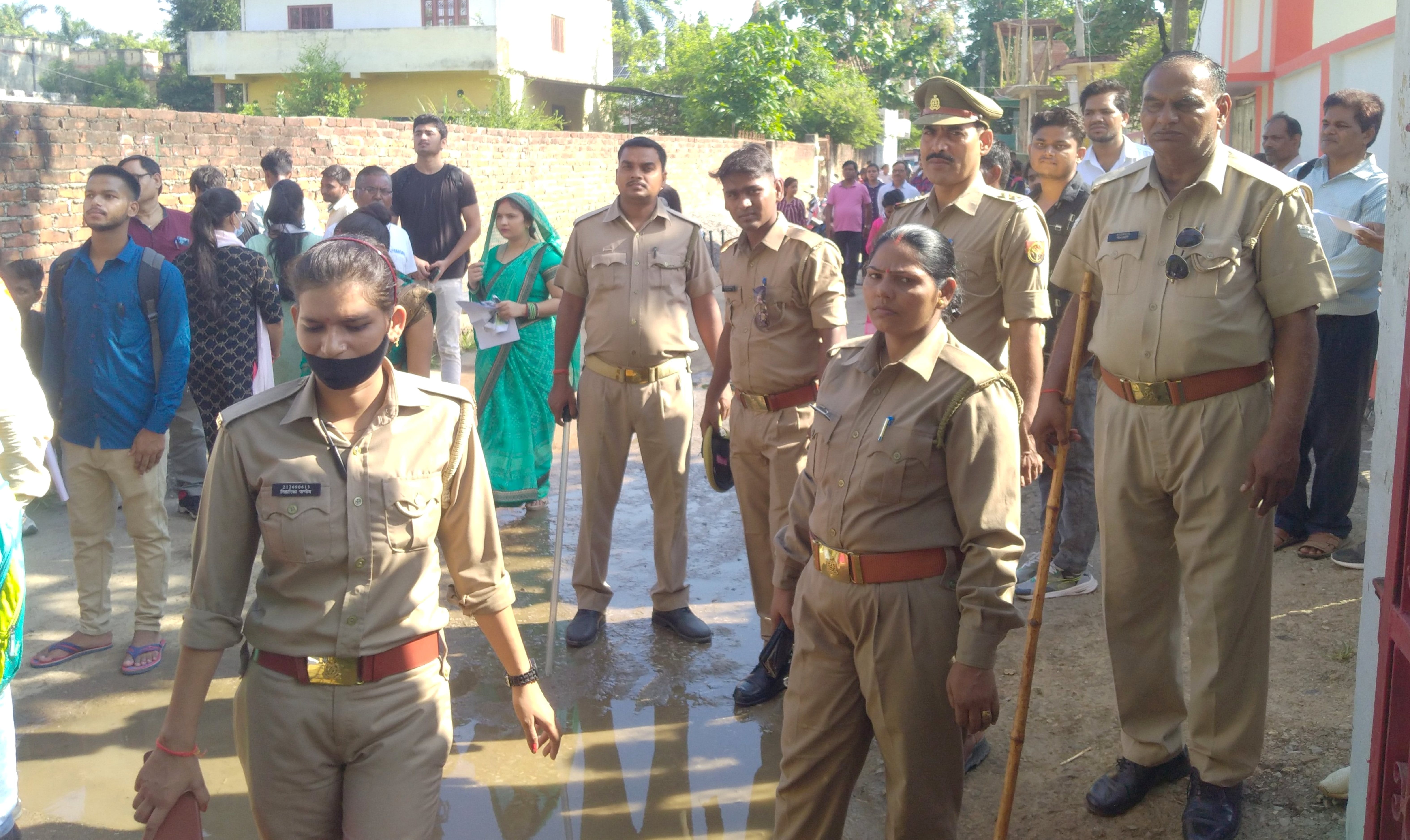 राबर्ट्सगंज राजा शारदा महेश इंटर कालेज में बीएड प्रवेश परीक्षा के पूर्व सुरक्षा व्यवस्था मे लगे राबर्ट्सगंज राजा शारदा महेश इंटर कालेज में बीएड प्रवेश परीक्षा के पूर्व सुरक्षा व्यवस्था मे लगे