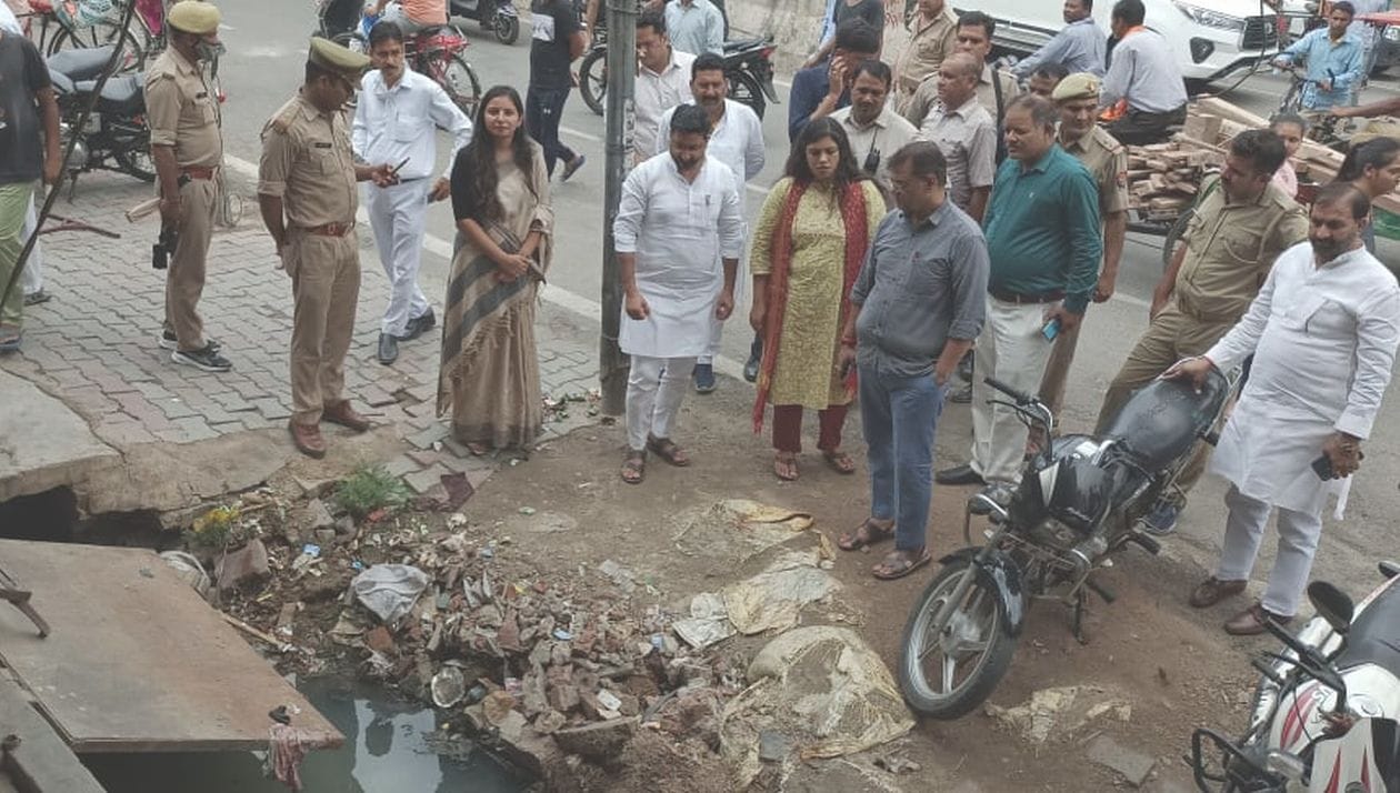 रेलवे रोड पर नाले का निरीक्षण करते जलशक्ति मंत्री दिनेश खटीक व राज्यमंत्री दानिश आजाद अंसारी। स?