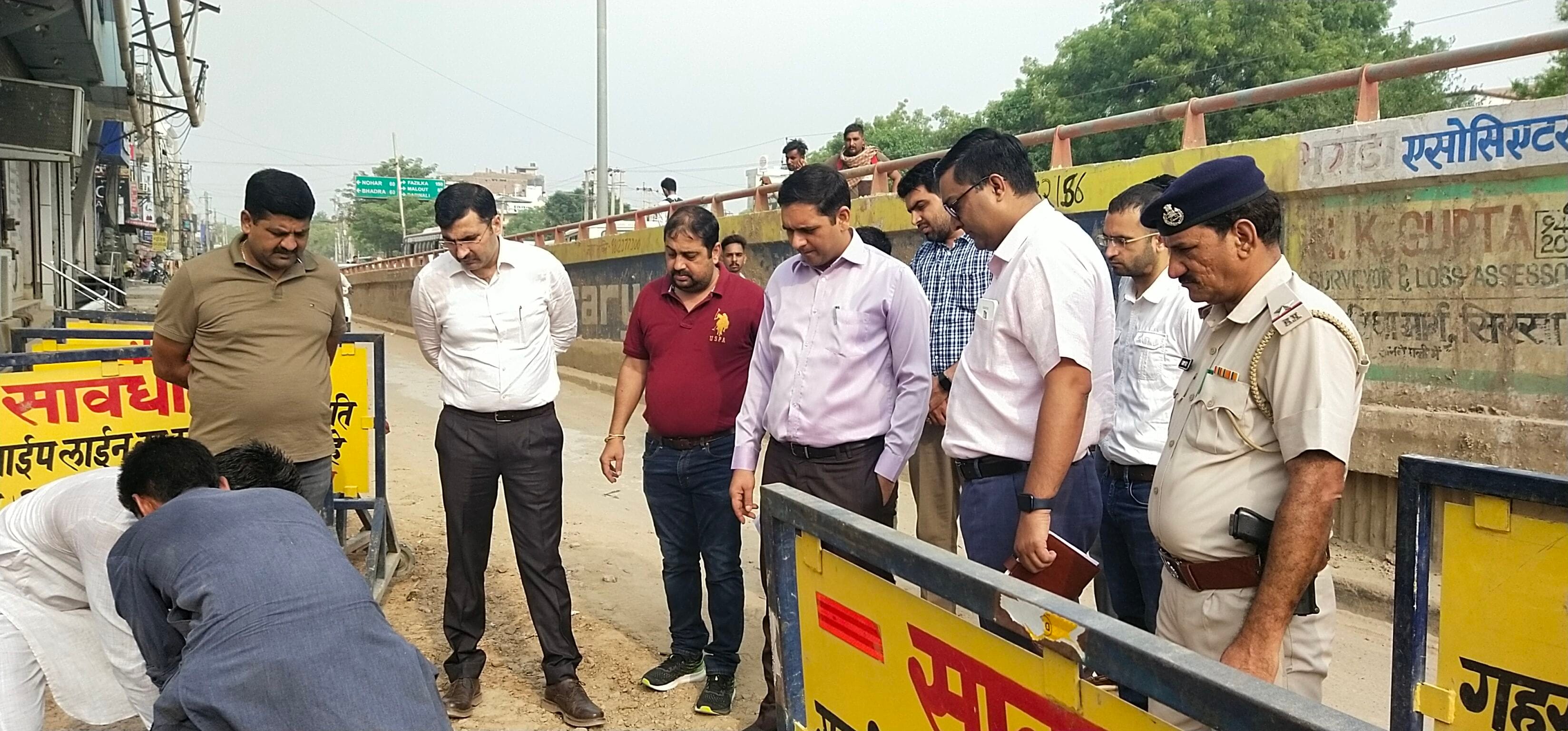 शहर के अग्रसैन कॉलोनी से पानी निकासी के लिए किए गए प्रबंधो का जायजा लेते उपायुक्त अजय सिंह तोमर । शहर के अग्रसैन कॉलोनी से पानी निकासी के लिए किए गए प्रबंधो का जायजा लेते उपायुक्त अजय सिंह तोमर ।