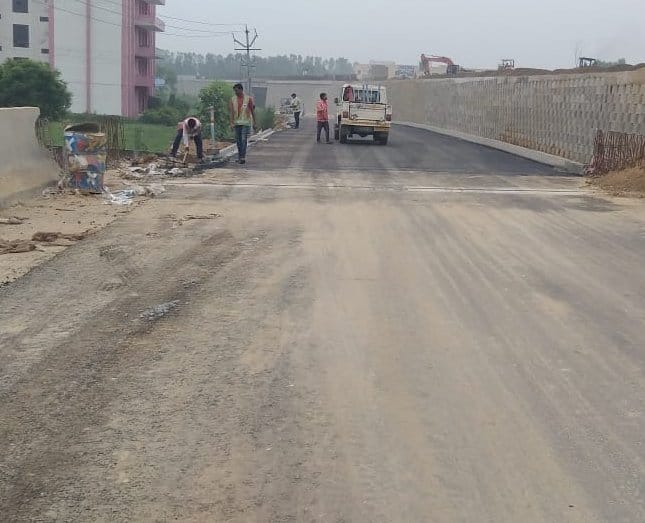 शामली में बनत कृष्णा नदी के पुल की सर्विस लेन।