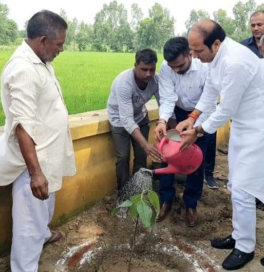 थानाभवन में पौधरोपण करते पूर्व गन्ना मंत्री सुरेश राणा थानाभवन में पौधरोपण करते पूर्व गन्ना मंत्री सुरेश राणा