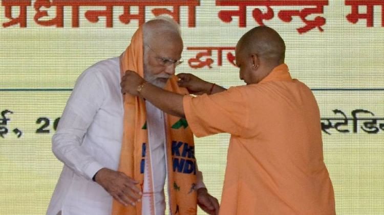 वाराणसी में पीएम मोदी