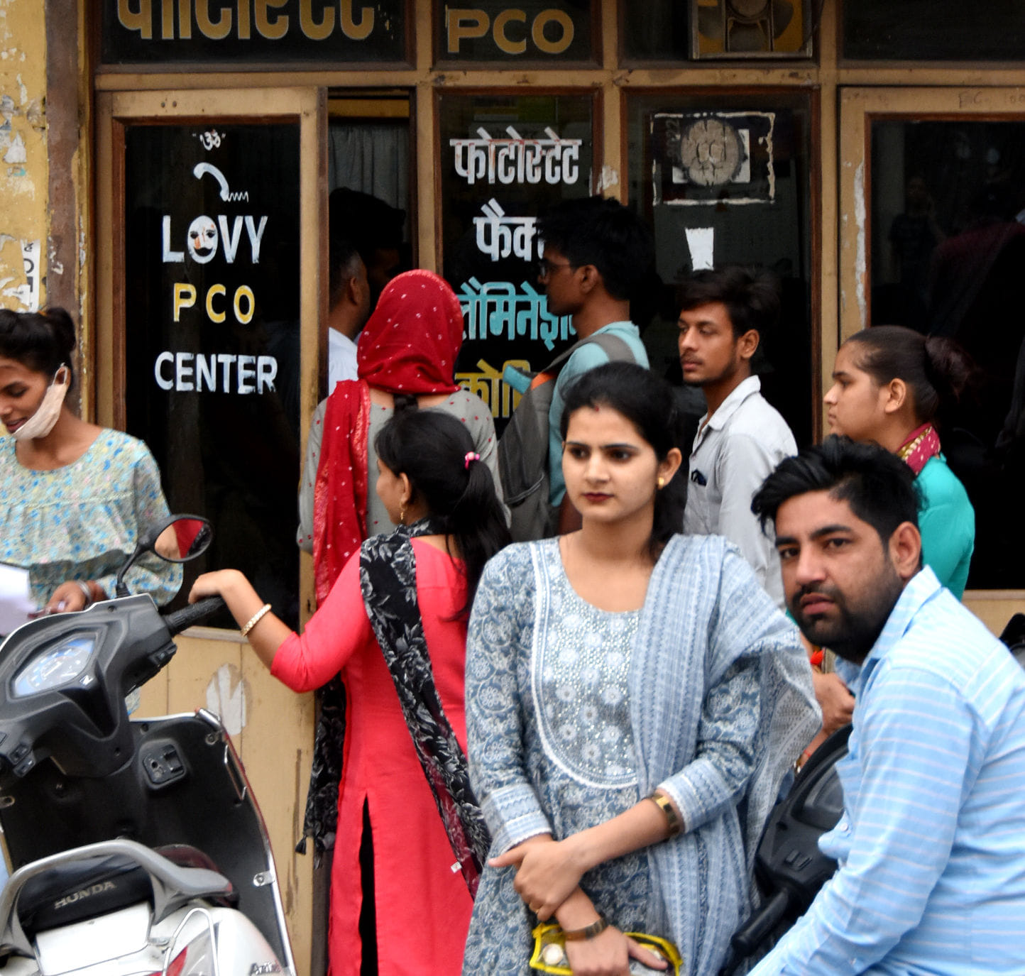 बीएड की परीक्षा के दौरान खुले रही फोटो स्टेट की दुकाने