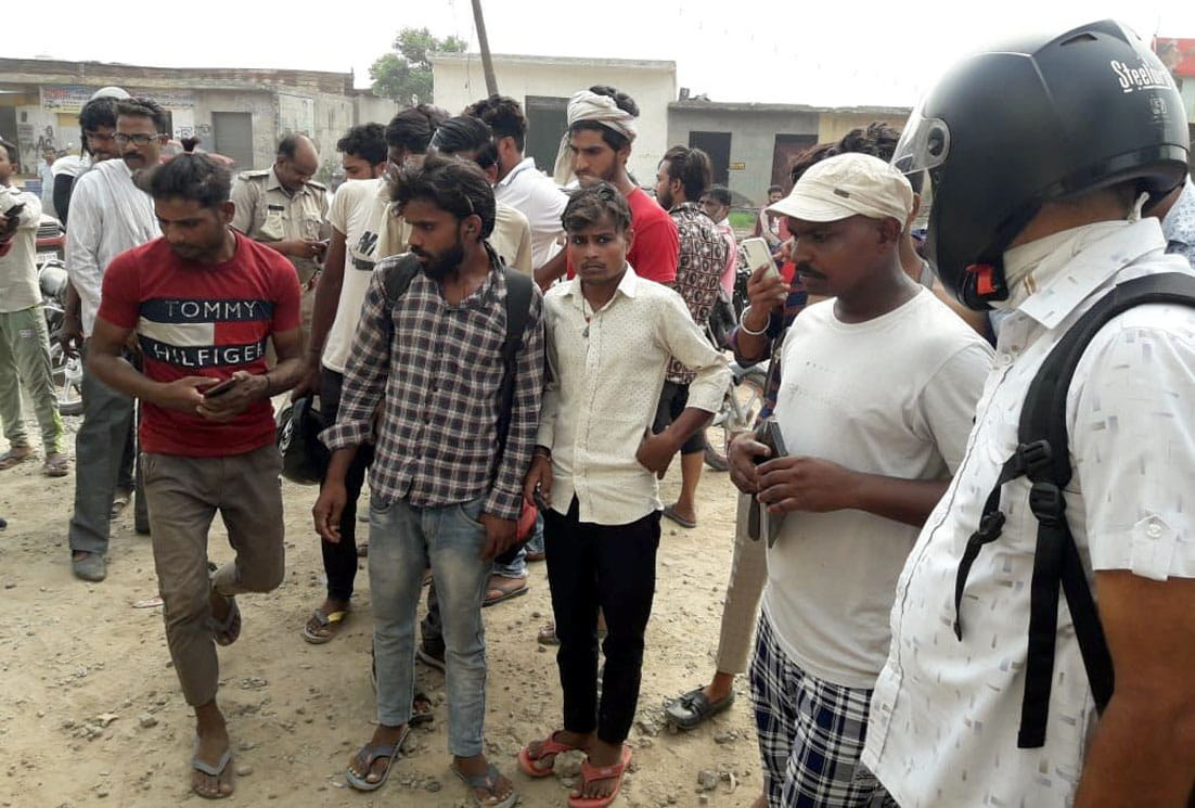 बागपत : खेकड़ा में दिल्ली-सहारनपुर हाईवे पर सड़क दुर्घटना के बाद मौके पर लगी लोगों की भीड़। बागपत : खेकड़ा में दिल्ली-सहारनपुर हाईवे पर सड़क दुर्घटना के बाद मौके पर लगी लोगों की भीड़।