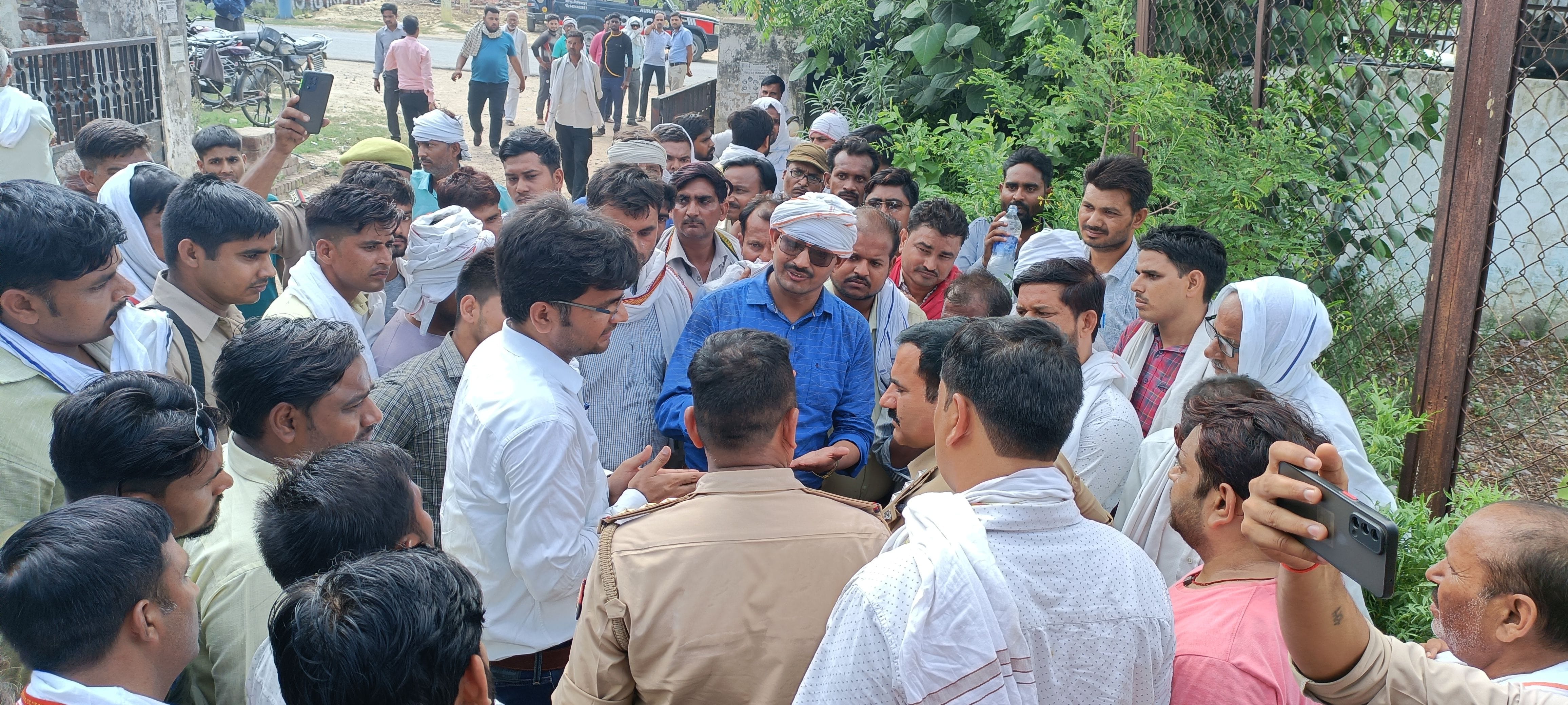 फोटो06एयूआरपी 26- लोगों को समझाते सीओ सुरेंद्र नाथ एवं एसडीओ अनुराग पांडेय। संवाद