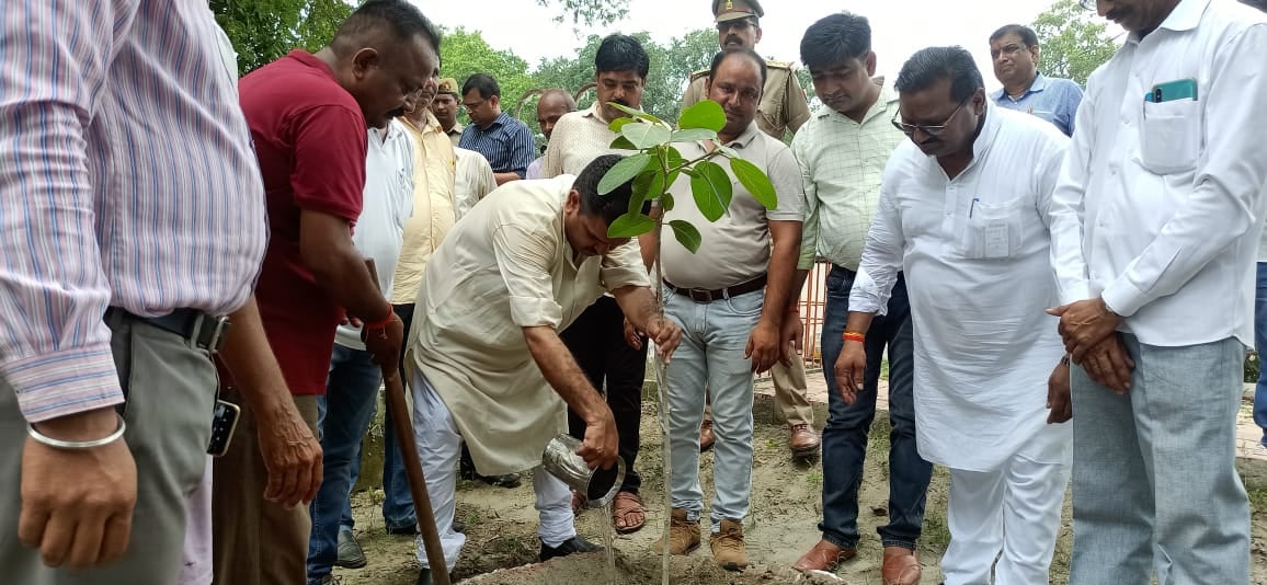 गोमती उद्गम स्थल पर बरगद का पौधा लगाते समाज कल्याण राज्यमंत्री स्वतंत्र प्रभार असीम अरुण। गोमती उद्गम स्थल पर बरगद का पौधा लगाते समाज कल्याण राज्यमंत्री स्वतंत्र प्रभार असीम अरुण।